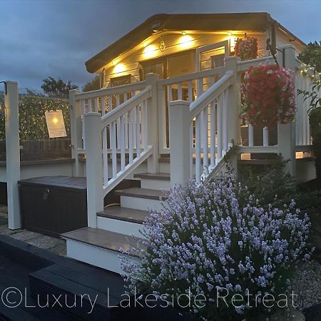 מלון Lakeside Retreat With Hot Tub & Fishing Peg At Tattershall Lakes Country Park מראה חיצוני תמונה