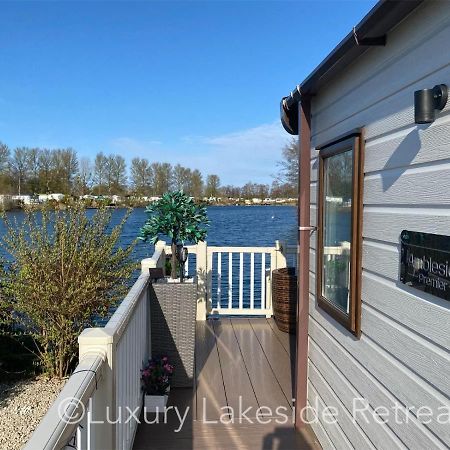 מלון Lakeside Retreat With Hot Tub & Fishing Peg At Tattershall Lakes Country Park מראה חיצוני תמונה