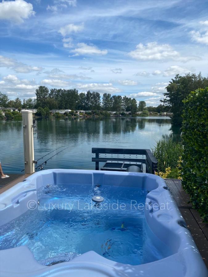 מלון Lakeside Retreat With Hot Tub & Fishing Peg At Tattershall Lakes Country Park מראה חיצוני תמונה