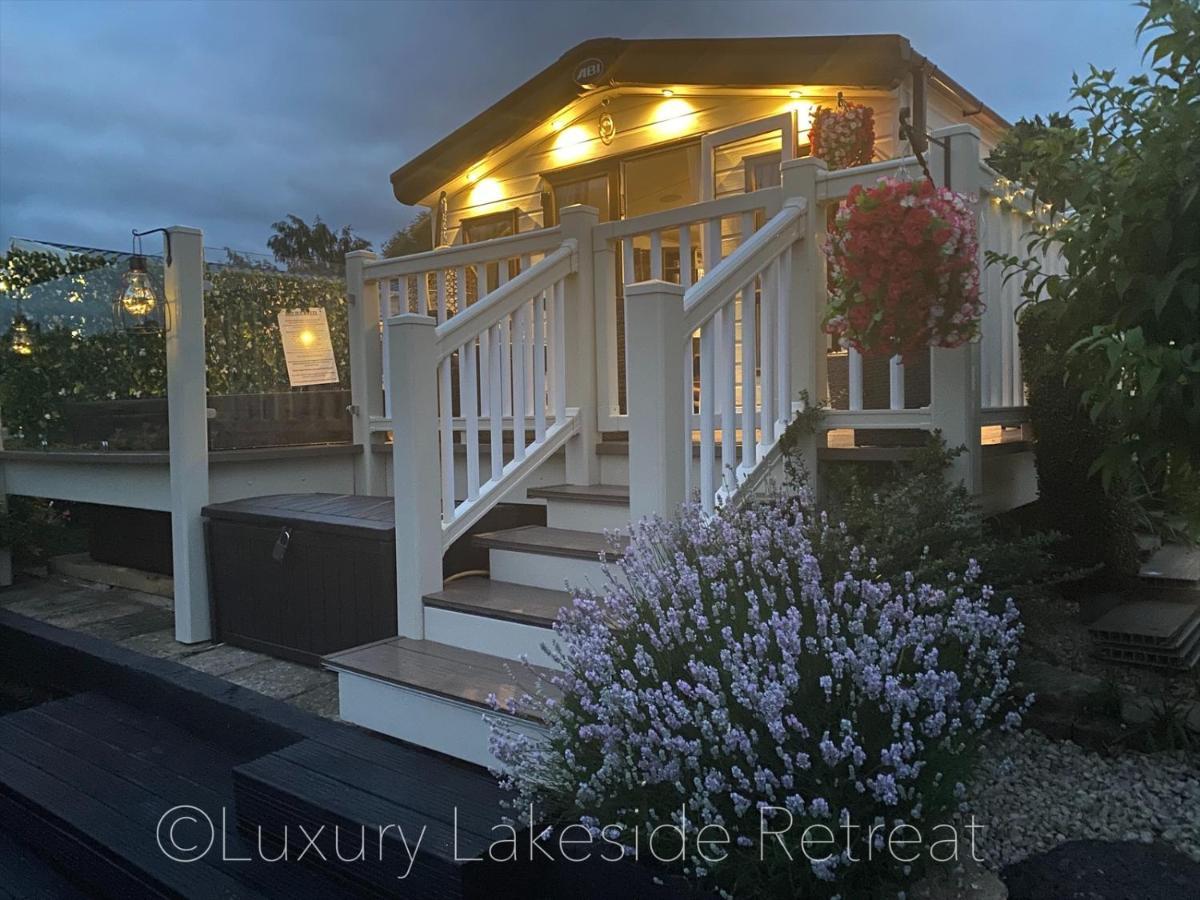 מלון Lakeside Retreat With Hot Tub & Fishing Peg At Tattershall Lakes Country Park מראה חיצוני תמונה