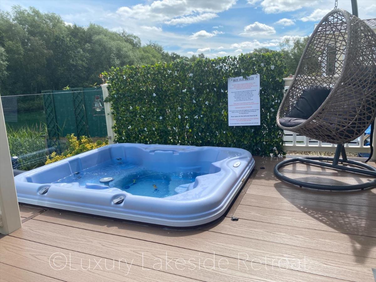 מלון Lakeside Retreat With Hot Tub & Fishing Peg At Tattershall Lakes Country Park מראה חיצוני תמונה