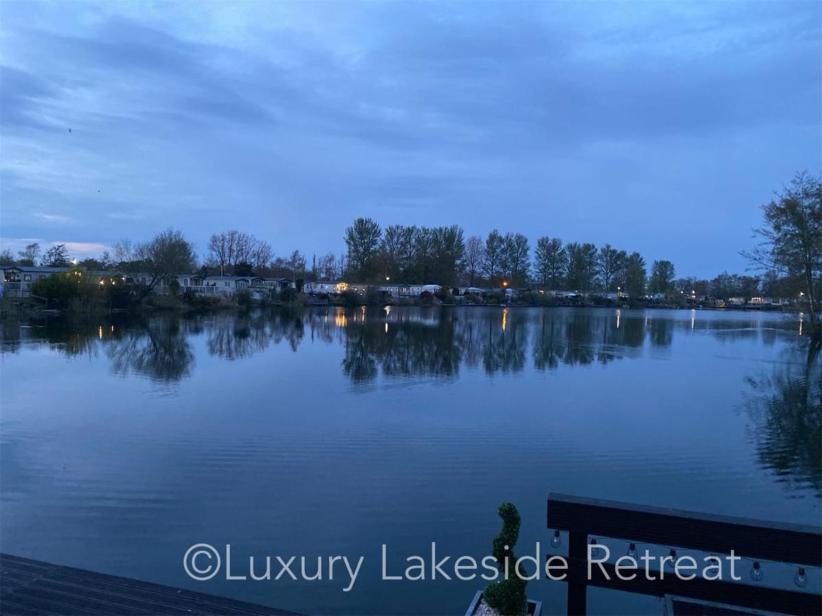 מלון Lakeside Retreat With Hot Tub & Fishing Peg At Tattershall Lakes Country Park מראה חיצוני תמונה