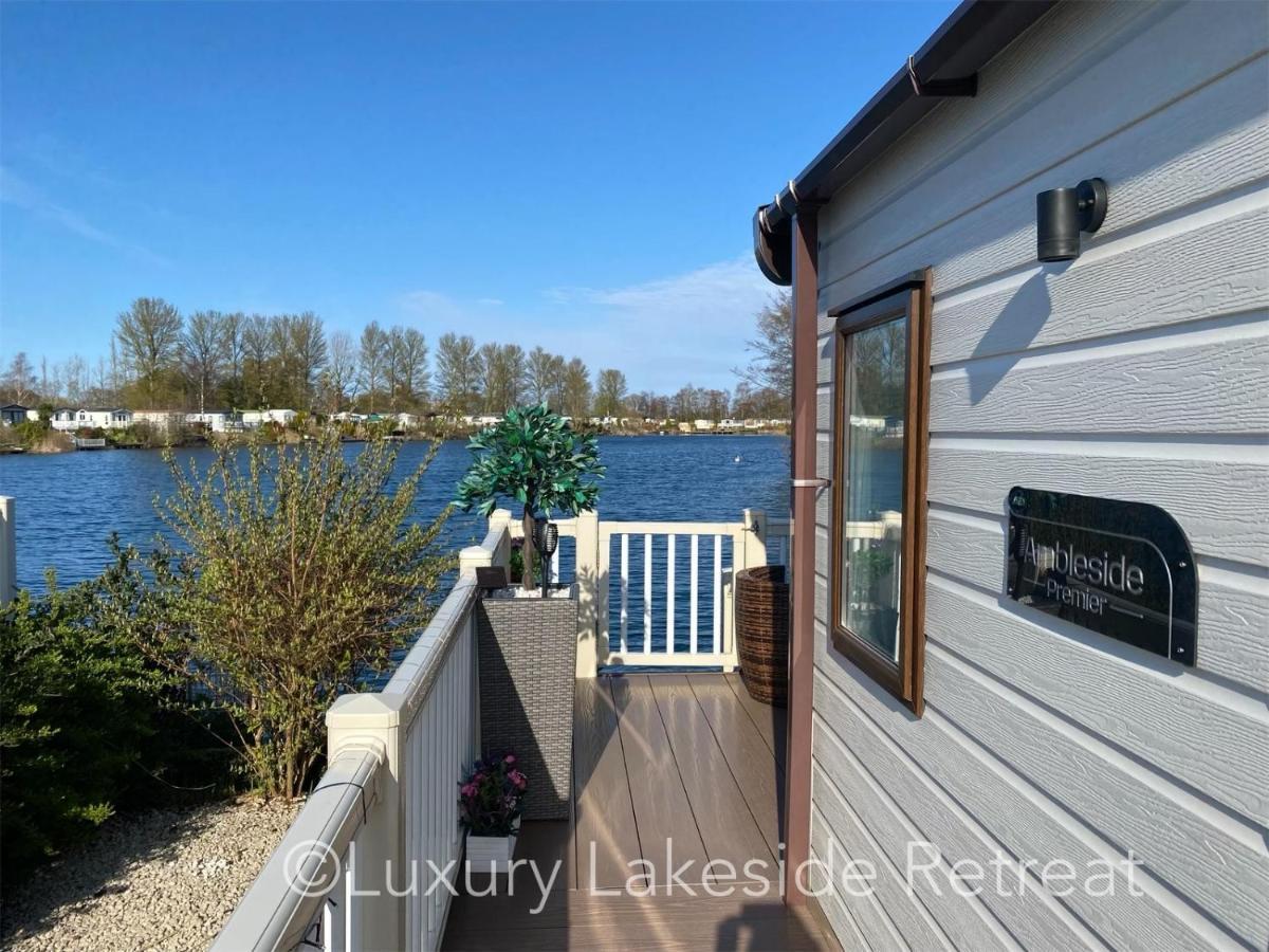 מלון Lakeside Retreat With Hot Tub & Fishing Peg At Tattershall Lakes Country Park מראה חיצוני תמונה